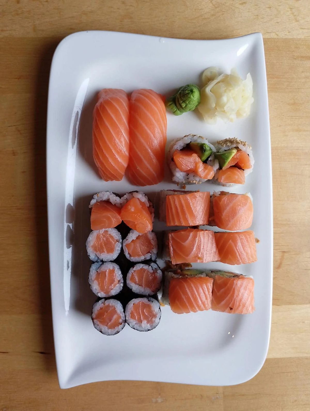 29. Set sushi cá hồi (18 miếng)